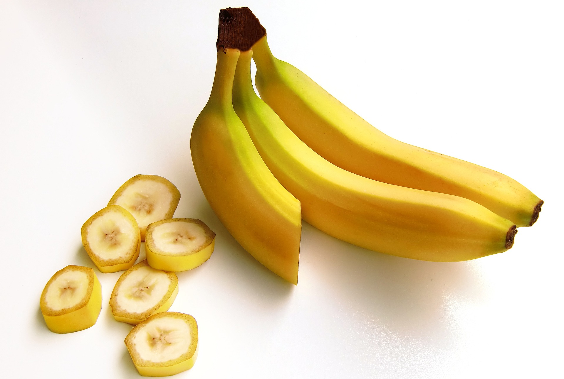 A bunch of bananas, with one cut in half, with the cut up pieces next to them; our Banana allergy Compensation solicitors can assist with making a claim if you have suffered from a banana allergic reaction due to no fault of your own.